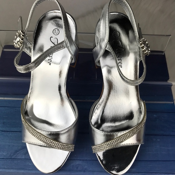 Low Chunky Heel Open Toe Buckled Sandal. - Picture 4 of 8